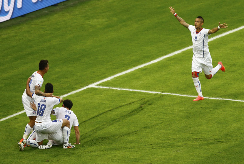 Pemain Cile melakukan selebrasi usai menjebol gawang Spanyol di laga Grup B Piala Dunia 2014 di Stadion Maracana, Rio de Janeiro, Rabu (18/6). 