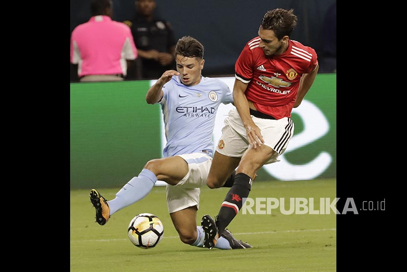 Pemain City Brahim Diaz, (kiri), berusaha melewati Manchester United Matteo Darmian  pada pertandingan turnamen International Champions Cup di Houston, AS, 