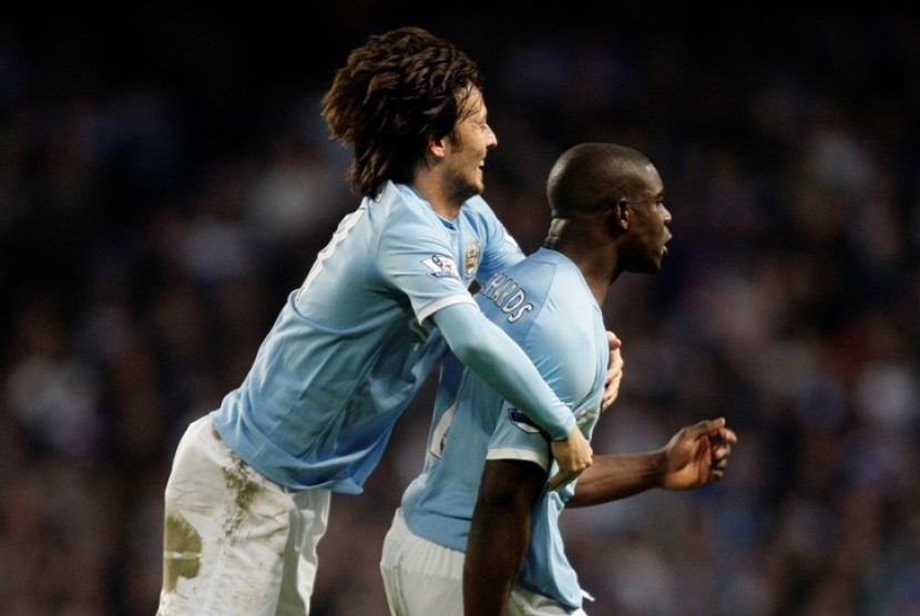 Pemain City Micah Richards merayakan gol dengan rekan setimnya David Silva