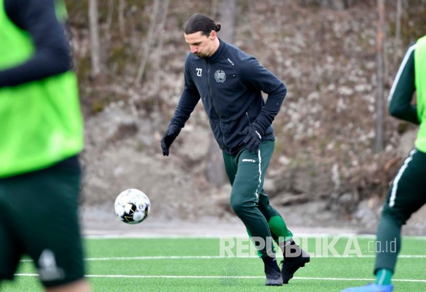 Striker AC Milan Zlatan Ibrahimovic dalam sebuah sesi pelatihan dengan tim Liga Swedia Hammarby di Stockholm, Swedia, belum lama ini. 
