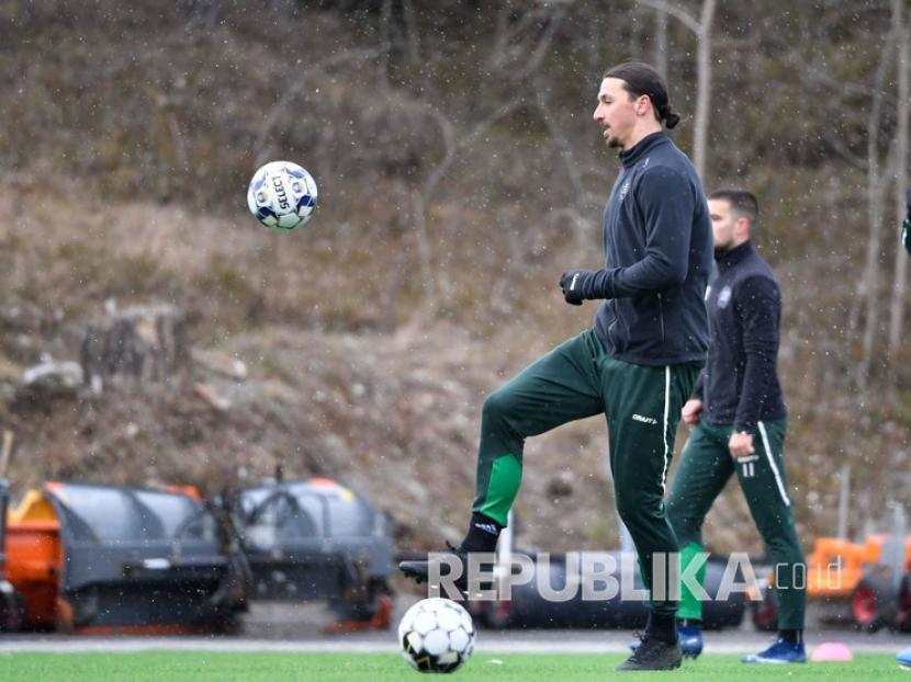 Pemain club sepak bola Serie A Italia Milan Zlatan Ibrahimovic berpartisipasi dalam sesi latihan tim liga Swedia Hammarby di Stockholm, Swedia, Senin (13/4). 