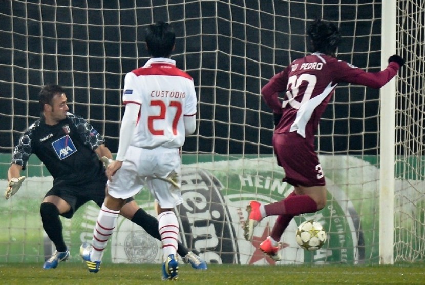 Pemain Cluj Rui Pedro mencetak gol ke gawang Braga yang dikawal Beto dalam lanjutan Liga Champions Rabu (21/11) dini hari