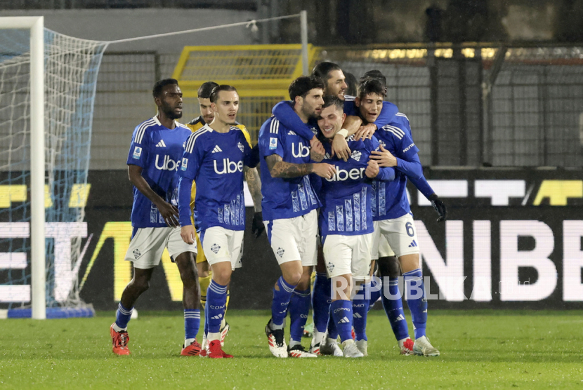 Pemain Como Gabriel Strefezza, tengah kanan, merayakan golnya ke gawang Udinese bersama rekan satu timnya selama pertandingan sepak bola Serie A Liga Italia di Stadion Giuseppe Sinigaglia di Como, Selasa, 21 Januari 2025 dini hari WIB.