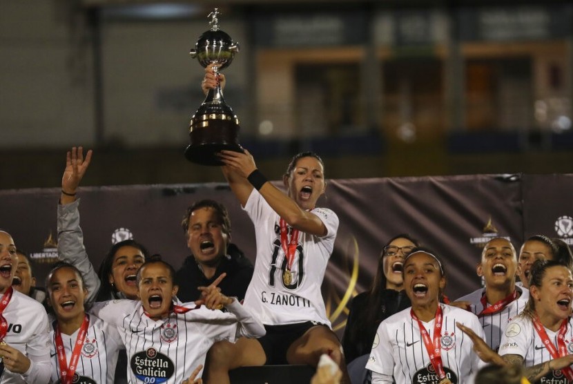 Pemain Corinthians, Gabriela Zanotti, mengangkat trofi usai memenangkan Copa Libertadores Wanita mengalahkan Ferroviaria di Stadion Atahualpa, Quito, Ekuador, Selasa (28/10) WIB. 