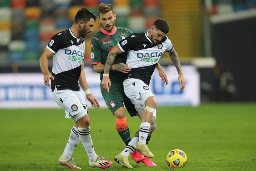 Pemain Crotone, Denis Dragus (tengah) dijaga oleh dua pemain Udinese, Rodrigo De Paul (kanan) dan Tolgay Arslan dalam pertandingan di Dacia Arena, Udine, Rabu (16/12) dini hari WIB.