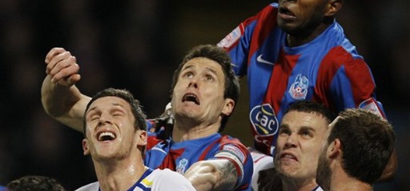 Pemain Crystal Palace (biru) terlibat duel udara dengan pemain Cardiff City di laga semifinal Piala Carling di Palace's Selhurst Park stadium, London. 