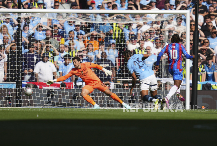 Pemain Crystal Palace Eberechi Eze (kanan) mencetak gol pembuka timnya dalam pertandingan final Piala FA melawan Manchester City di Stadion Wembley, London, Sabtu, 17 Mei 2025. 