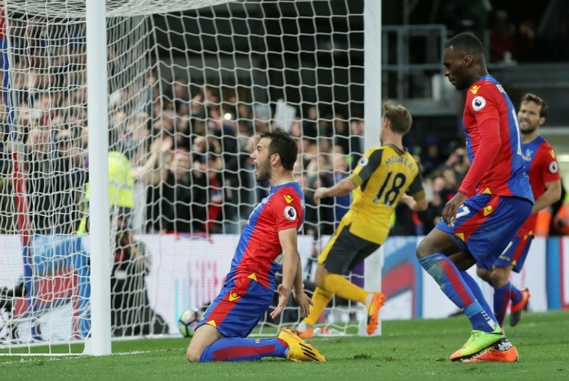 Pemain Crystal Palace Luka Milivojevic (kiri) merayakan golnya ke gawang Arsenal. Palace mengalahkan Arsenal 3-0, Selasa (11/4) dini hari WIB.