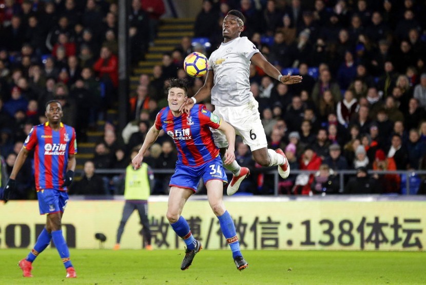 Pemain Crystal Palace Martin Kelly berebut bola dengan gelandang Manchester United Paul Pogba (kanan).