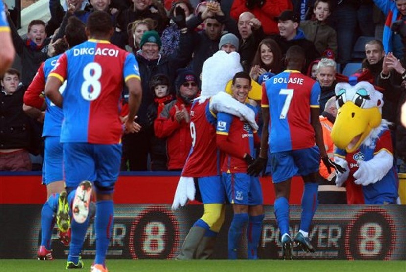 Pemain Crystal Palace,Tom Ince (tengah, dipeluk maskot) merayakan golnya bersama rekan-rekannya.