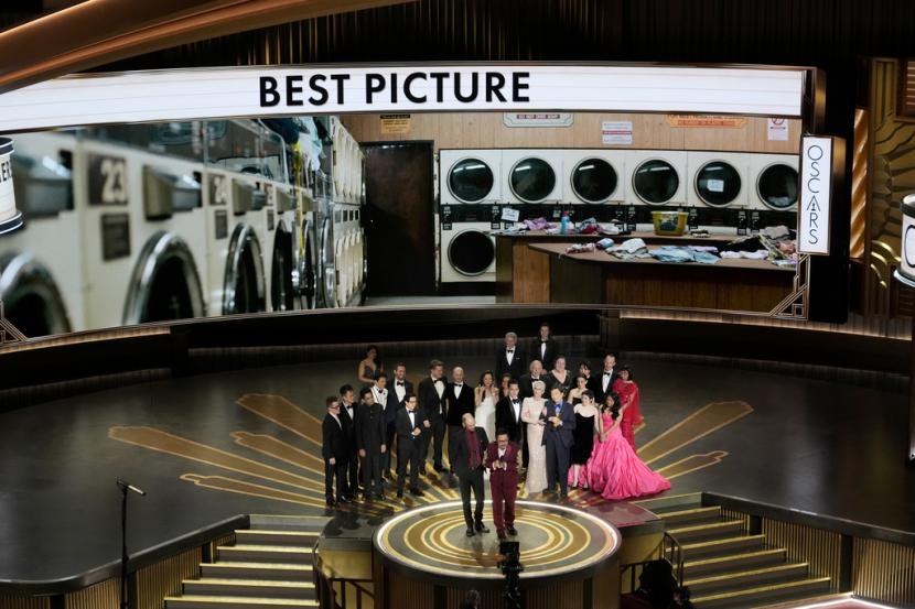 Pemain dan kru Everything Everywhere All at Once menerima penghargaan untuk film terbaik, Senin (13/3/2023), di Dolby Theatre, Los Angeles, AS.