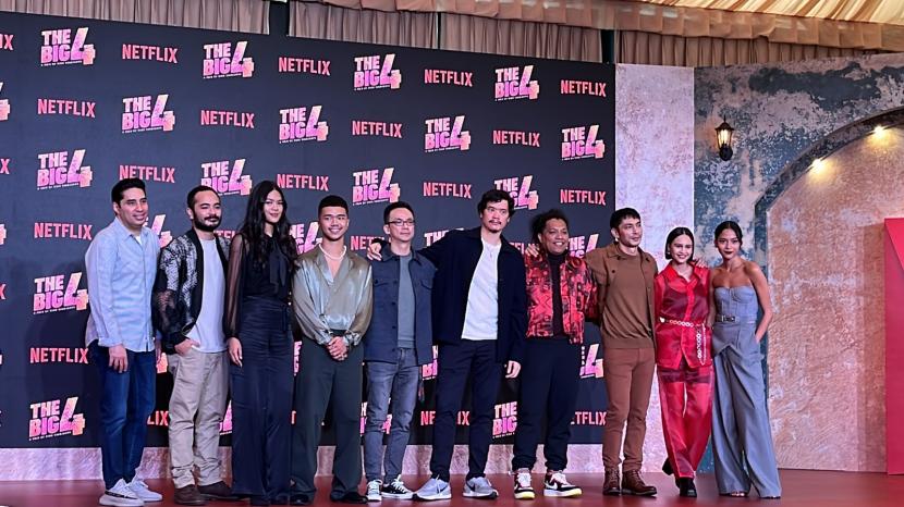 Pemain dan kru film asli Netflix Indonesia The Big 4 dalam acara jumpa pers di The Dharmawangsa Hotel, Jakarta Selatan, Kamis (15/12). 