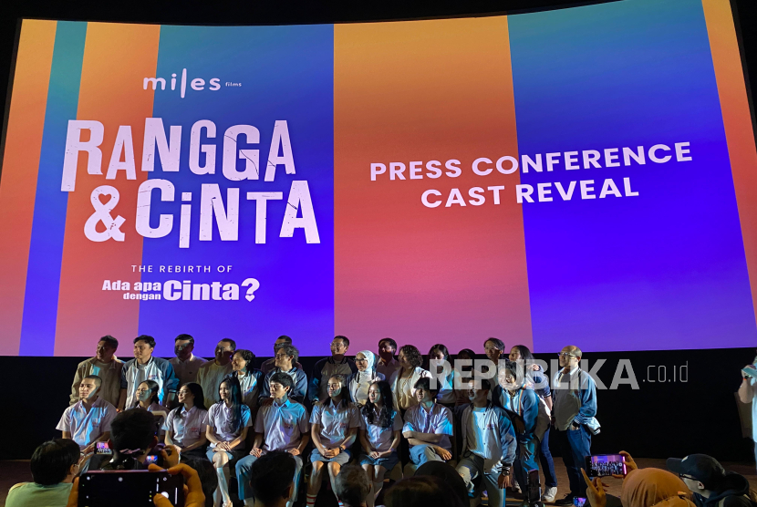 Pemain dan kru film Rangga & Cinta saat konferensi pers di Jakarta pada Jumat (28/2/2025).