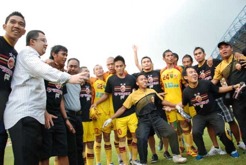   Pemain dan manajemen Sriwijaya FC melakukan perayaan sebagai juara ISL di Stadion Gelora Sriwijaya Jakabaring Palembang. 