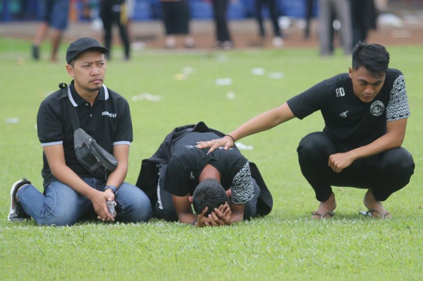 Pemain dan official Arema FC mendatangi Stadion Kanjuruhan pascakerusuhan di Malang, Jawa Timur, Senin (3/10/2022). Kedatangan pemain dan official Arema FC tersebut sebagai bentuk belasungkawa atas tragedi Kanjuruhan yang memakan banyak korban jiwa. 