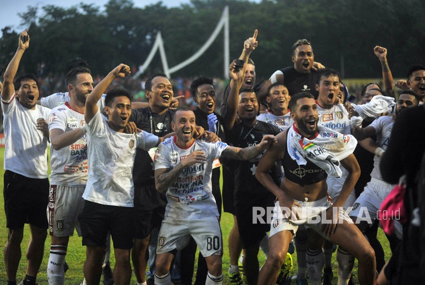 Pemain dan official tim Bali United merayakan kegembiraan mereka, pasca mengalahkan tuan rumah Semen Padang FC dan memastikan meraih gelar juara Liga 1 2019, di Stadion GOR H Agus Salim, Padang, Sumatera Barat, Senin (2/12/2019).