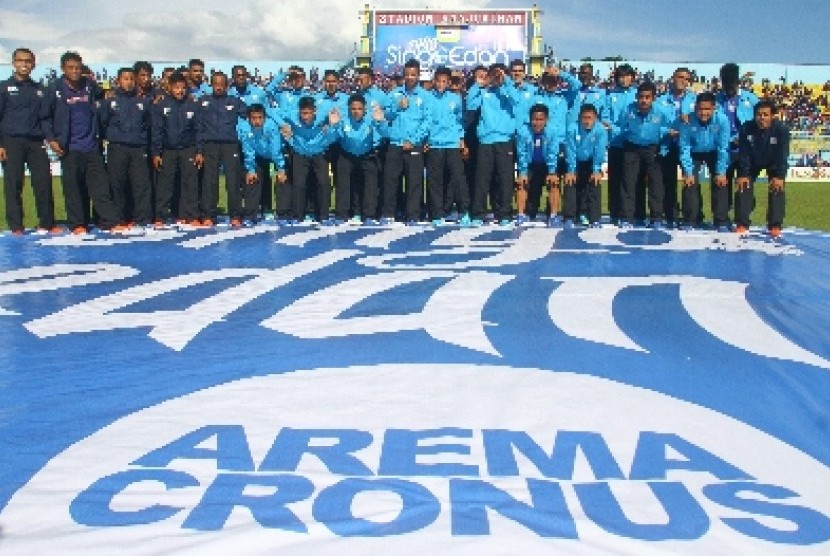Pemain dan ofisial Arema Cronus berfoto saat peluncuran tim di Stadion Kanjuruhan, Malang, Ahad (15/2).