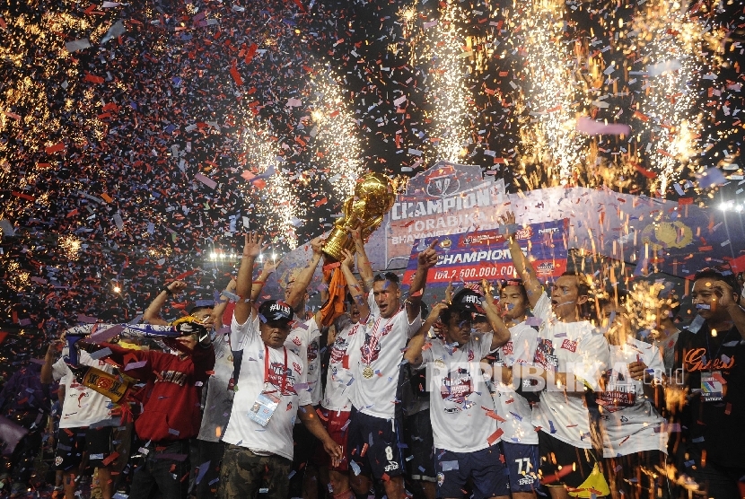 Pemain dan ofisial Arema Cronus mengangkat trofi juara Piala Bhayangkara di Stadion Utama Gelora Bung Karno, Jakarta, Minggu (3/4).ANTARA FOTO/Sigid Kurniawan