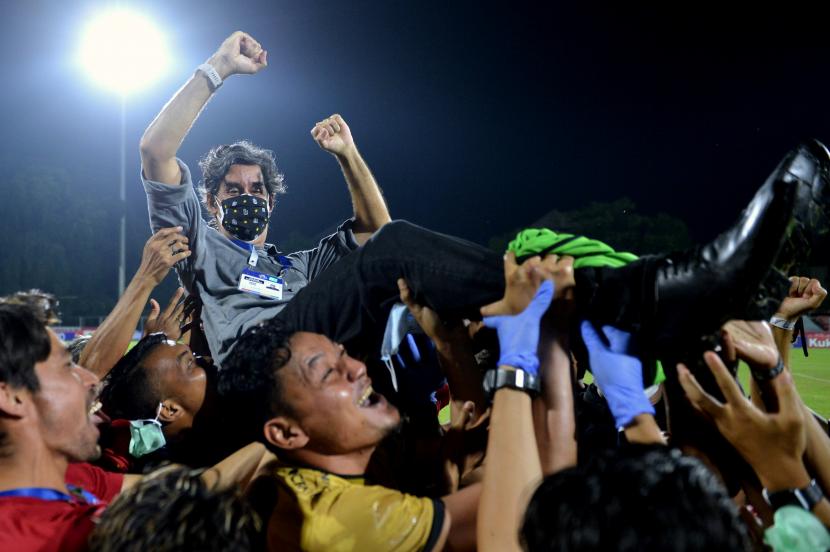 Pemain dan ofisial Bali United mengangkat pelatih Stefano Cugurra usai pertandingan Liga 1 melawan Persebaya Surabaya di Stadion I Gusti Ngurah Rai, Denpasar, Bali, Jumat (25/3/2022). Bali United memastikan diri menjadi juara Liga 1 2021/2022.