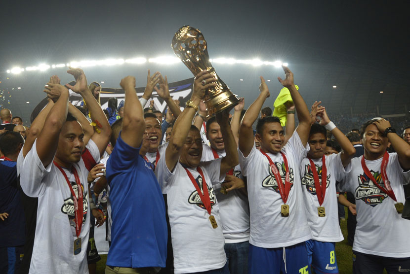 Pemain dan ofisial Persib merayakan gelar juara.