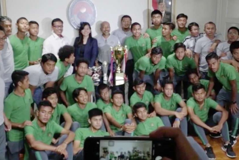 Pemain dan tim pelatih timnas Indonesia U-16 bersama jajaran pengurus PSSI dan Kemenpora.