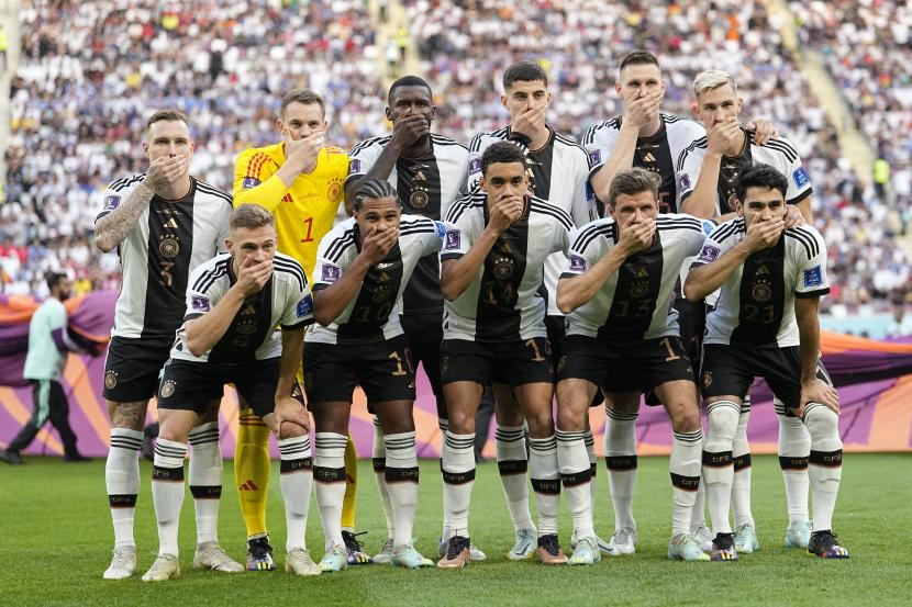Aksi tutup mulut timnas Jerman sebelum laga melawan Jepang pada laga pembuka Piala Dunia 2022 yang kemudian menuai hujatan.