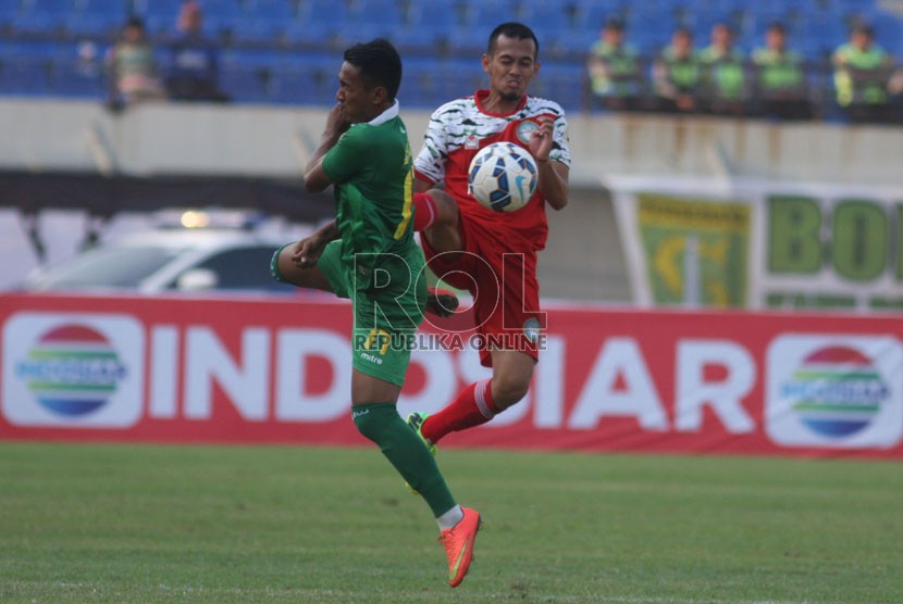 Pemain dari kesebelasan Persebaya Ario Wage (kiri) berebut bola dengan pemain Martapura FC Pahreza Agamal (depan) pada pertandingan penyisihan grup A Piala Presiden 2015 di stadion Si Jalak Harupat, Kabupaten Bandung, Rabu (2/9). 