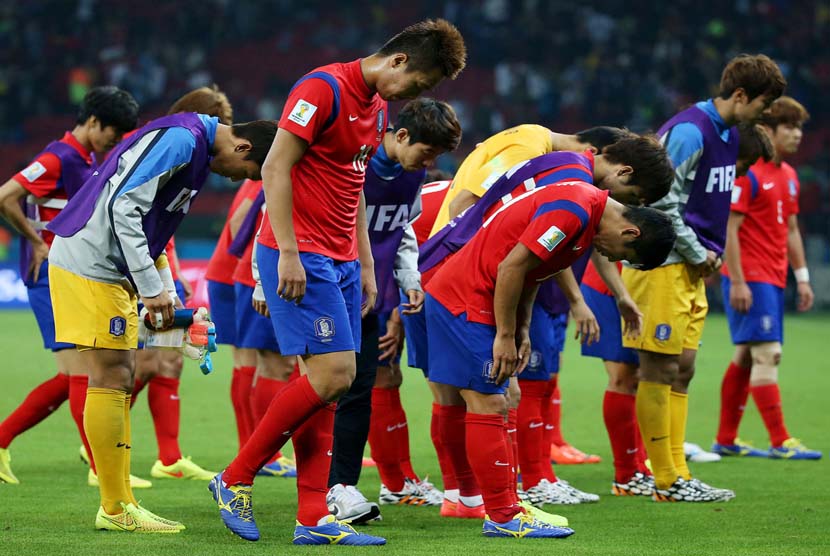 Pemain dari Korea Selatan dipertandingan babak penyisihan antara Korea Selatan dan Aljazair di Estadio Beira-Rio di Porto Alegre, Brasil, Minggu (22/6).  (EPA/Yonhap).