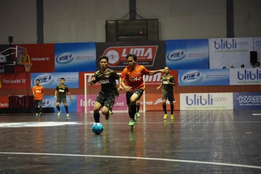 Pemain dari tim futsal putra Universitas Negeri Jakarta dan Universitas Mulawarman Samarinda berebut bola dalam pertandingan semifinal LIMA Futsal