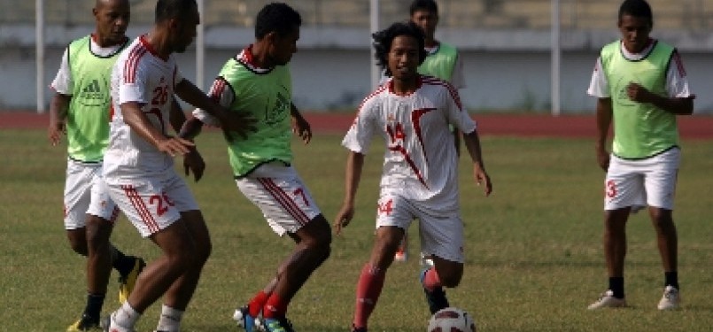 Pemain Deltras Sidoarjo melakukan latihan dan sekaligus ujicoba lapangan di Stadion Gelora Delta Sidoarjo.