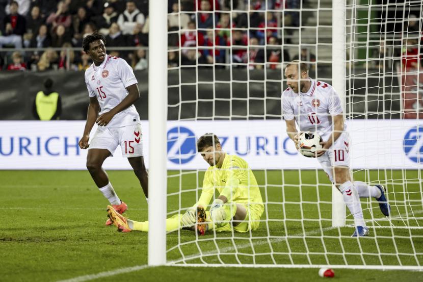 Pemain Denmark Christian Eriksen (kanan) memegang bola setelah mencetak gol kedua bagi timnya ke gawang Swiss selama pertandingan sepak bola Grup A4 UEFA Nations League di St. Gallen, Swiss, Rabu (16/10/2024) dini hari WIB.