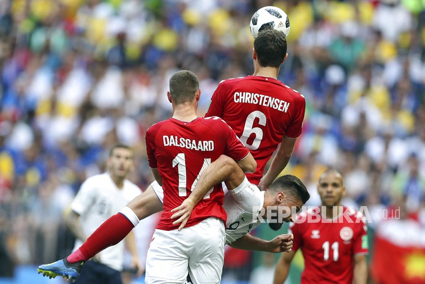 Para pemain timnas Denmark (baju merah).