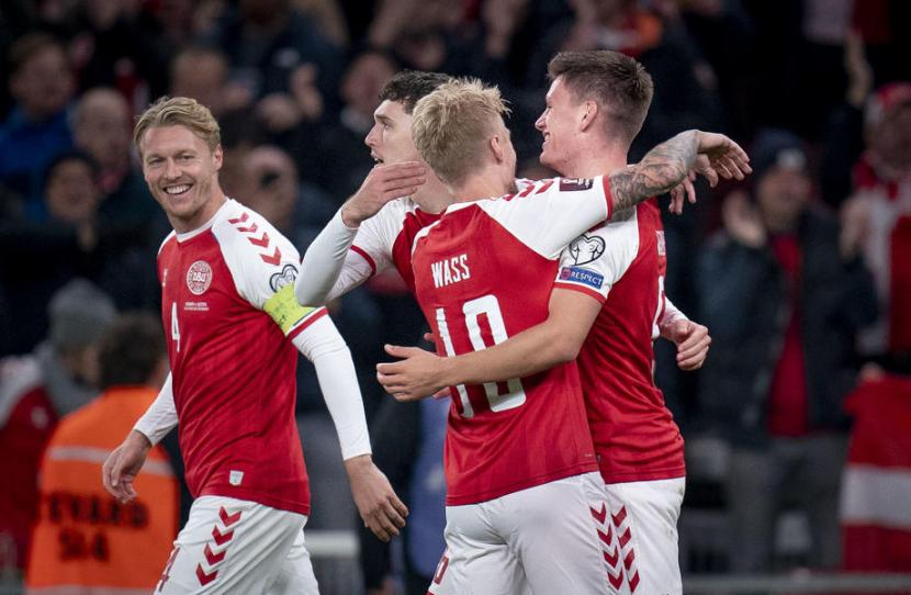 Pemain Denmark Joakim Maehle (kanan) merayakan golnya ke gawang Austria. Denmark mengalahkan Austria 1-0 dan memastikan lolos ke putaran final Piala Dunia 2022.