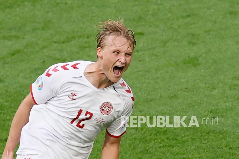 Kasper Dolberg pencetak dua gol Denmark ke gawang Wales.
