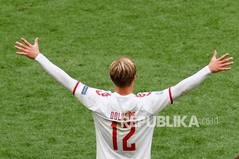 Pemain Denmark Kasper Dolberg merayakan golnya ke gawang Wales pada pertandingan babak 16 besar Piala Eropa 2020 antara Wales dan Denmark, di Johan Cruyff Arena di Amsterdam, Belanda, Sabtu (26/6).