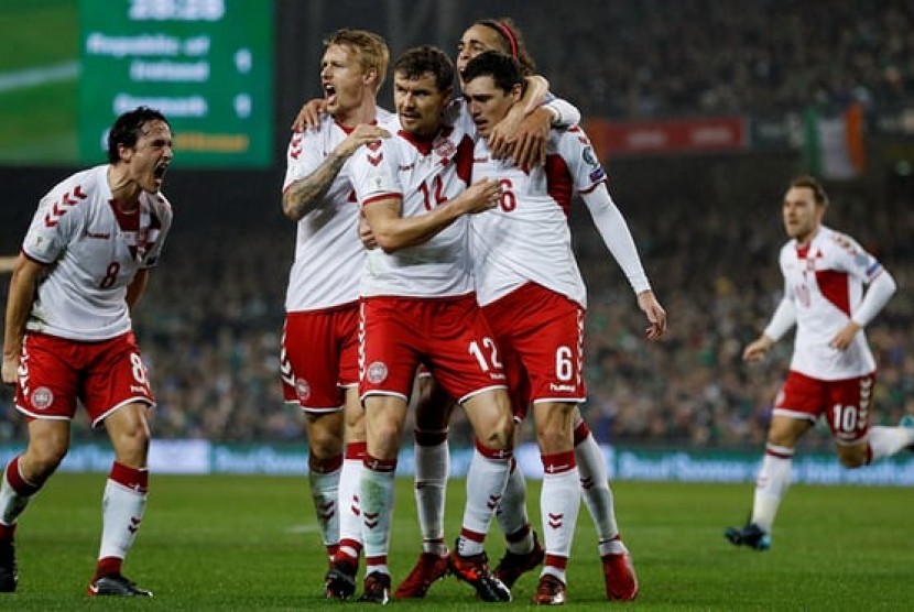 Pemain Denmark merayakan gol dengan rekan satu timnya.