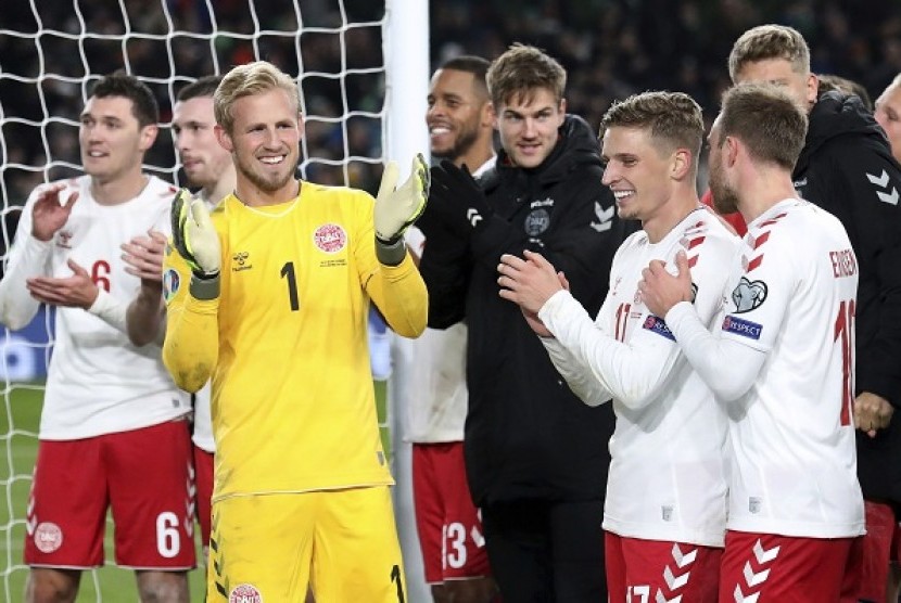 Pemain Denmark merayakan keberhasilan lolos ke putaran final Piala Eropa 2020, usai menahan imbang Republik Irlandia