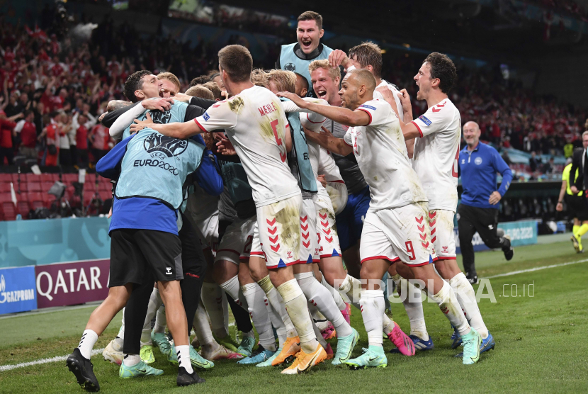 Pemain Denmark merayakan setelah Andreas Christensen mencetak gol ketiga timnya selama pertandingan grup B kejuaraan sepak bola Euro 2020 antara Rusia dan Denmark di stadion Parken di Kopenhagen, Denmark, Senin, 21 Juni 2021.
