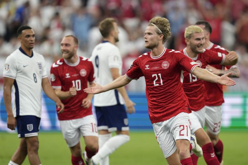 Pemain Denmark Morten Hjulmand berlari merayakan golnya ke gawang Inggris dalam laga Grup C Euro 2024 di Waldstadion, Frankfurt, Jerman, Jumat (21/6/2024) dini hari WIB.