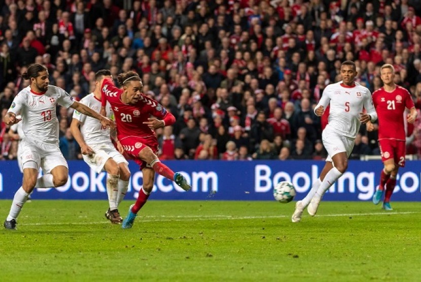 Pemain Denmark Yussuf Poulsen (jersey nomor 20) mencetak gol ke gawang Swiss dalam pertandingan kualifikasi Piala Eropa 2020 di Stadion Telia Parken, Kopenhagen, Ahad (13/10) WIB.