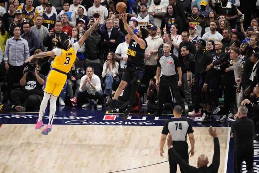 Pemain Denver Nuggets Jamal Murray melepaskan tembakan buzzer beater dalam playoff NBA melawan Los Angeles Lakers.