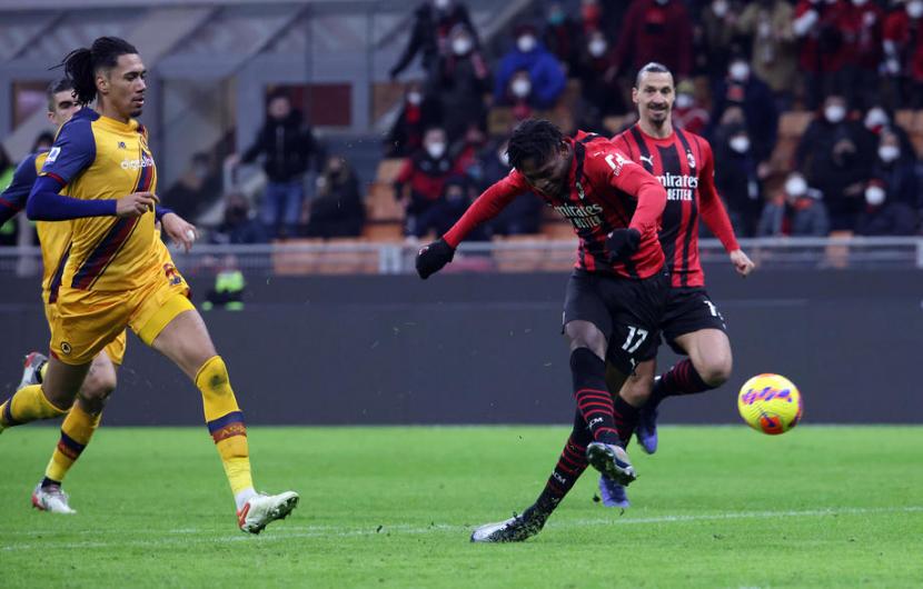 Pemain depan AC Milan Rafael Leao mencetak gol ke gawang AS Roma dalam laga lanjutan Serie A Liga Italia di San Siro, Milan, Jumat (7/1/2022) dini hari WIB. Milan mengalahkan AS Roma 3-1.