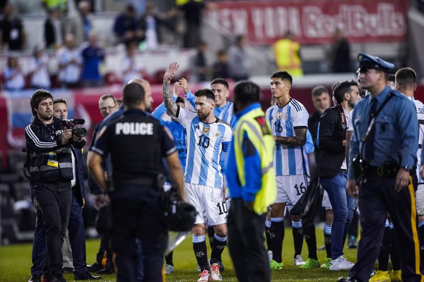  Pemain depan Argentina Lionel Messi melambai kepada para penggemar saat ia dikawal keluar lapangan pada akhir pertandingan sepak bola persahabatan internasional tim melawan Jamaika pada Selasa, 27 September 2022, di Harrison, N.J. Argentina menang 3-0. 