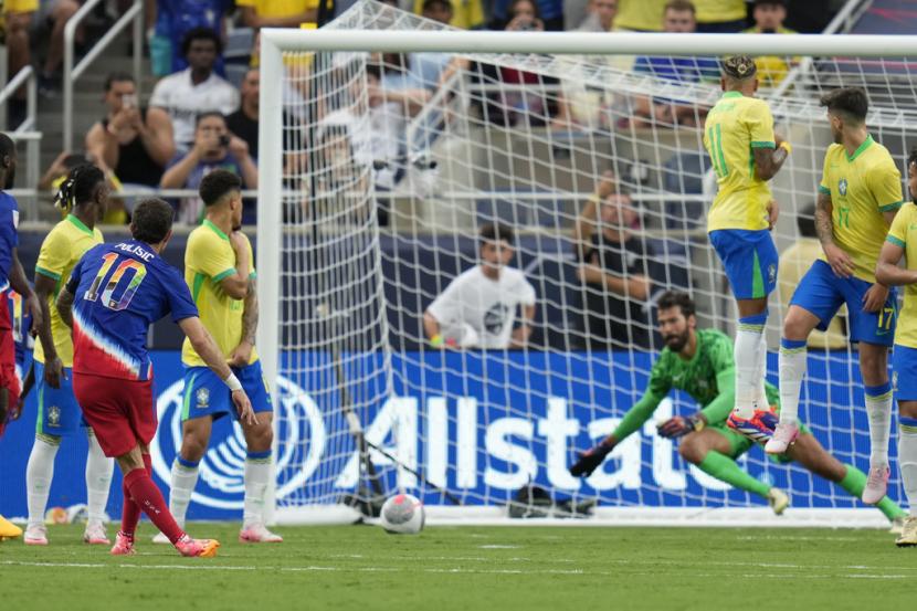 Pemain depan AS Christian Pulisic (10) mencetak gol ke gawang Brasil melalui tendangan bebas pada pertandingan persahabatan internasional, di Orlando, Florida, Kamis (13/6/2024) pagi WIB.