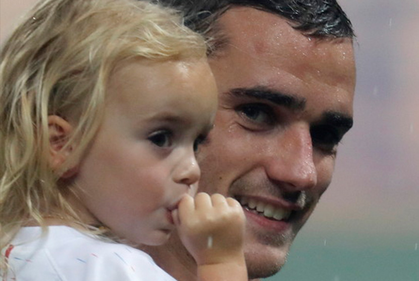 Pemain depan Barcelona Antoine Griezmann dan putrinya.