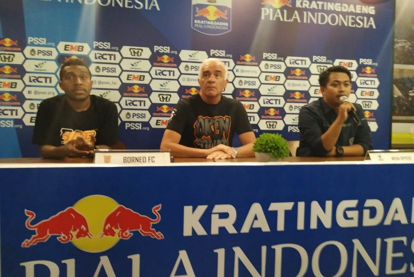 Pemain depan Borneo FC, Terens Puhiri (kiri) dan pelatih Borneo FC, Mario Gomez (tengah) di Graha Persib, Jalan Sulanjana, Kota Bandung, Jumat (3/5). 