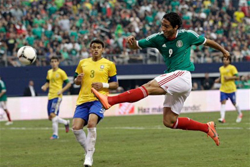 Pemain depan Meksiko Leandro Damiao menendang bola di babak kedua dalam laga persahabatan antara Brasil versus Meksiko, Minggu, 3 Juni 2012. 