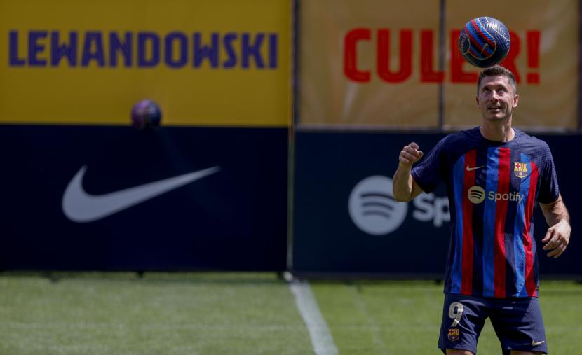  Pemain depan Polandia Robert Lewandowski mengontrol bola selama presentasi resmi setelah menandatangani kontrak dengan FC Barcelona di Barcelona, ????Spanyol, Jumat, 5 Agustus 2022. 