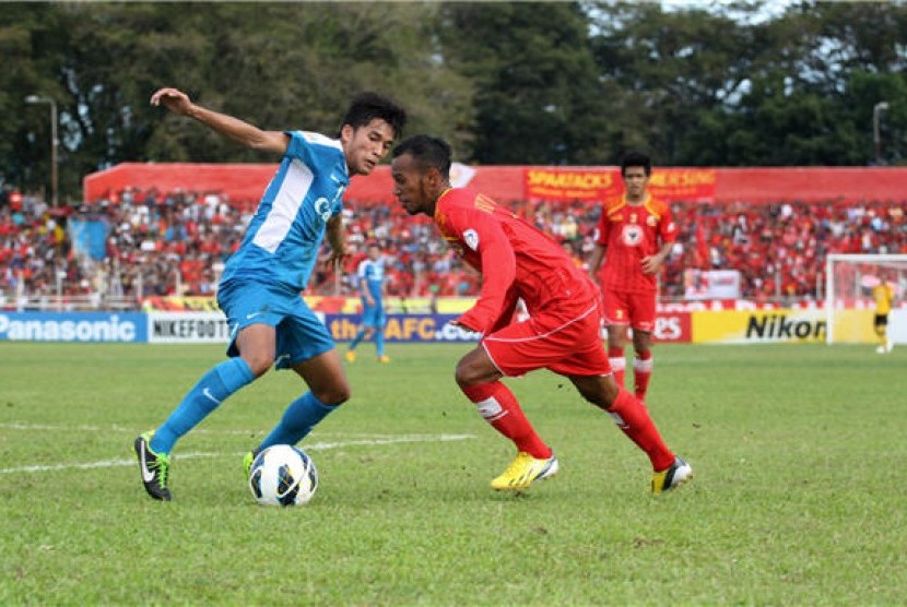 Pemain depan Semen Padang FC, Muhammad Nur Iskandar (kanan), mencoba melewati hadangan pemain belakang Kitchee SC, Tsang Kam To, dalam lanjutan pertandingan Asian Football Confederation (AFC) Cup 2013 di Stadion Agus Salim, Padang, Rabu (10/4). 