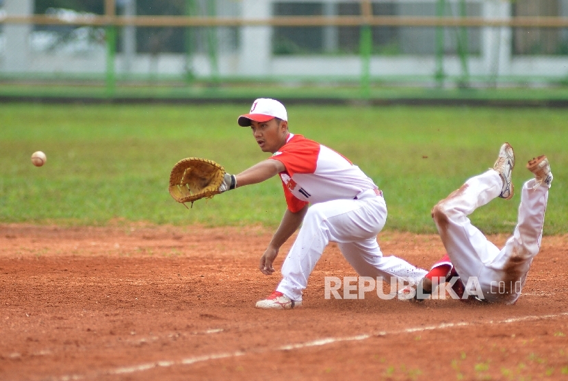 [ilustrasi] Pemain DKI Jakarta berusaha menangkap bola saat bertanding melawan DIY pada babak penyisihan bisbol PON XIX.